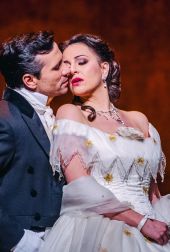 La Traviata 13 01 17 ROH 224 SERGEY ROMANOVSKY AS ALFREDO GERMONT JOYCE EL KHOURY AS VIOLETTA VALÉRY ROH PHOTO BY TRISTRAM KENTON Lores
